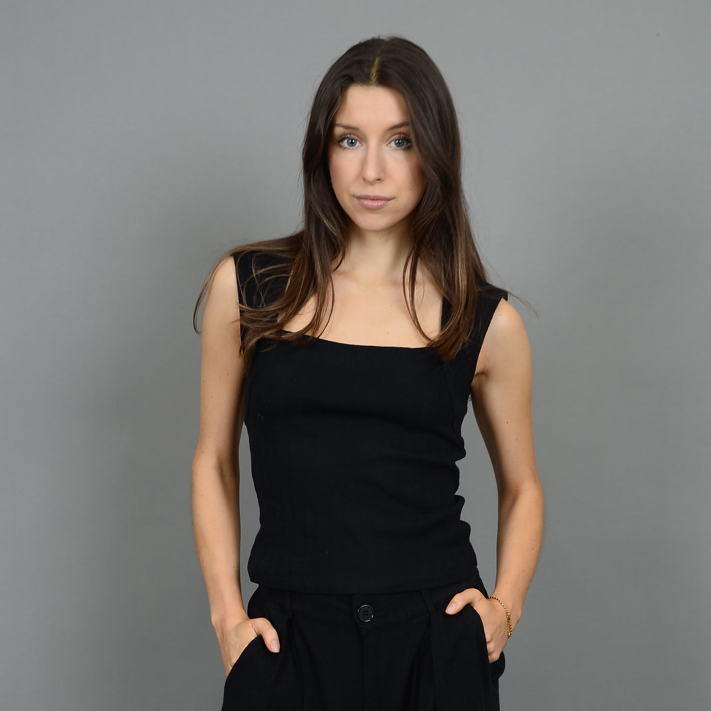 SKINA SQUARE SLEEVELESS TOP