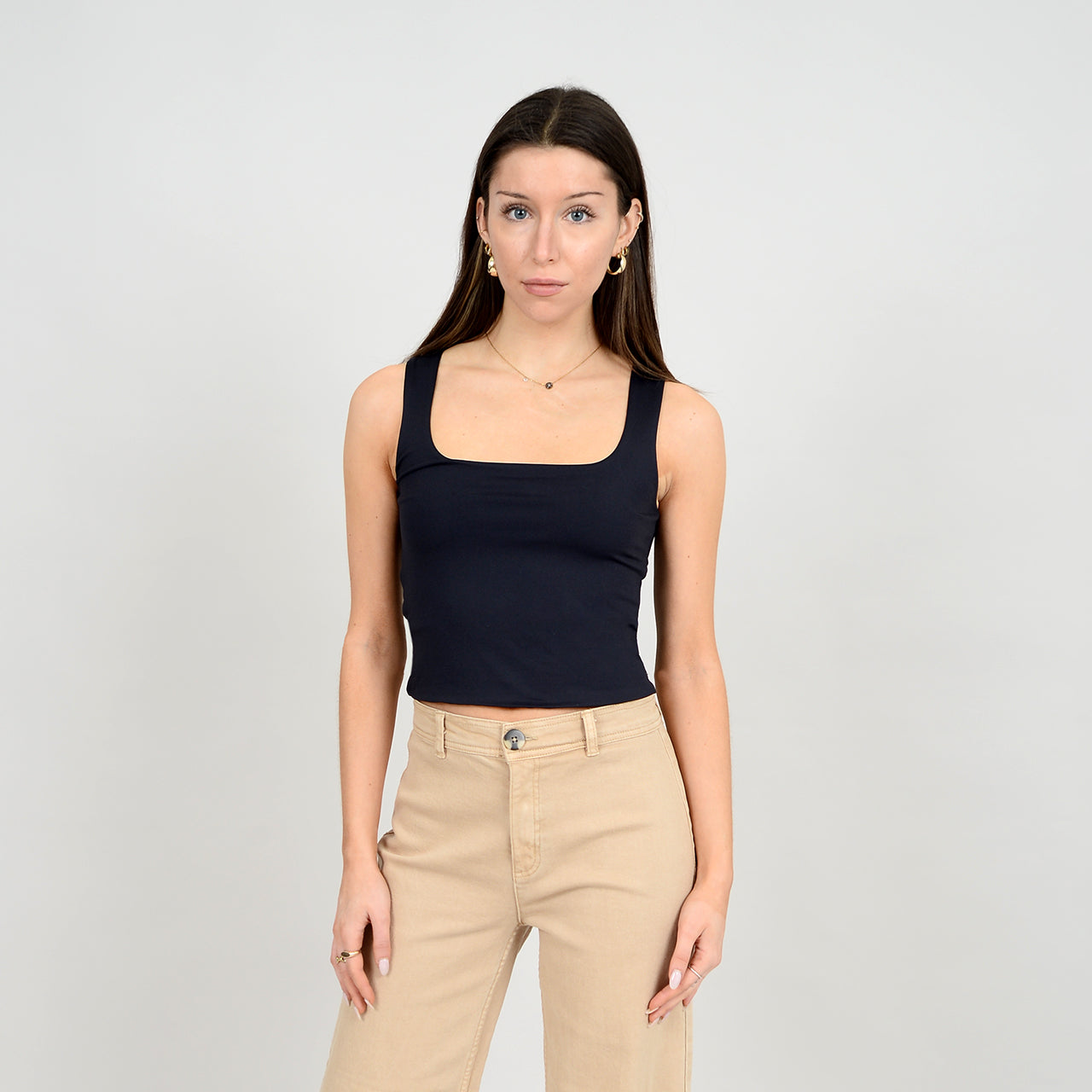 MARIANA SLEEVELESS U-NECK TOP